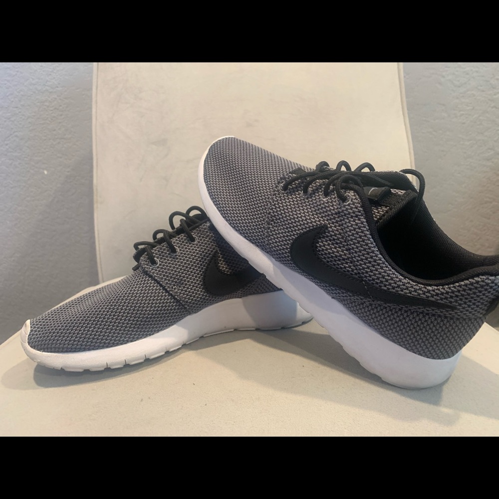 Nike Roshe Runs(6y, 7.5women size, 6bb)